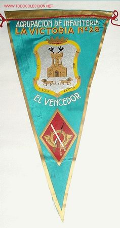 Militaria: ANTIGUO BANDERIN DE  LA AGRUPACION DE INFANTERIA LA VICTORIA N&ordm; 28 - EL VENCEDOR - A&Ntilde;OS 50 o 60 - MU