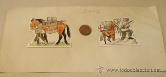 Militaria: 2 soldados recortables de cart&oacute;n pegados sobre papel