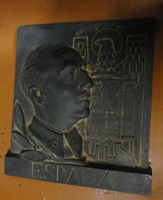 Militaria: Placa de Franco, 22 x 24'5 cm, de pasta o similar