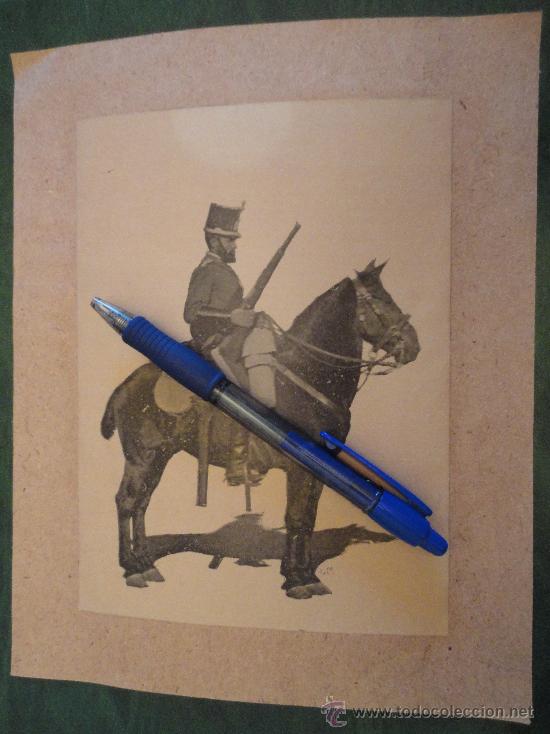 Militaria: Recorte de cat&aacute;logo de uniformes militares. Soldado de Caballer&iacute;a, de 18 x 13 cms. aprox.