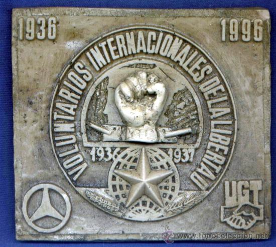 Militaria: Placa conmemorativa del 60 Aniversario de las Brigadas Internacionales. 125 x 108 mm. Resina.