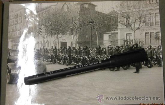 Militaria: Foto de 17.5 x 11.5 cms, de la Policia Armada, revista de Excmo. Sr.  Capit&aacute;n 26.01.43