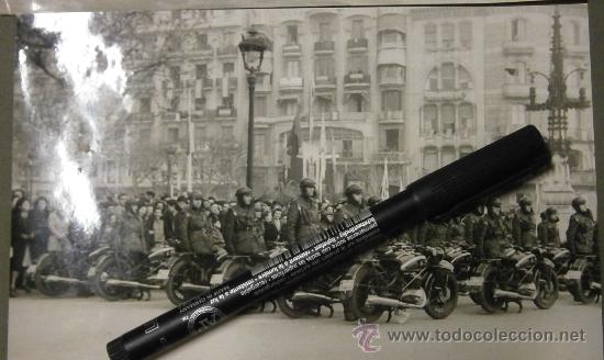 Militaria: Foto de 17.5 x 11.5 cms, de la Policia Armada, revista de Excmo. Sr.  Capit&aacute;n 26.01.43
