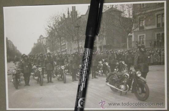 Militaria: Foto de 17.5 x 11.5 cms, de la Policia de tr&aacute;fico, desfile 4&ordm; aniversario de la liberaci&oacute;n, 26.01.43