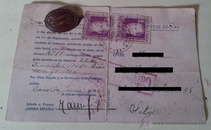 Militaria: Tarjeta de servicio social, con 2 vi&ntilde;etas y distintivo rojo. Barcelona, junio de 1941
