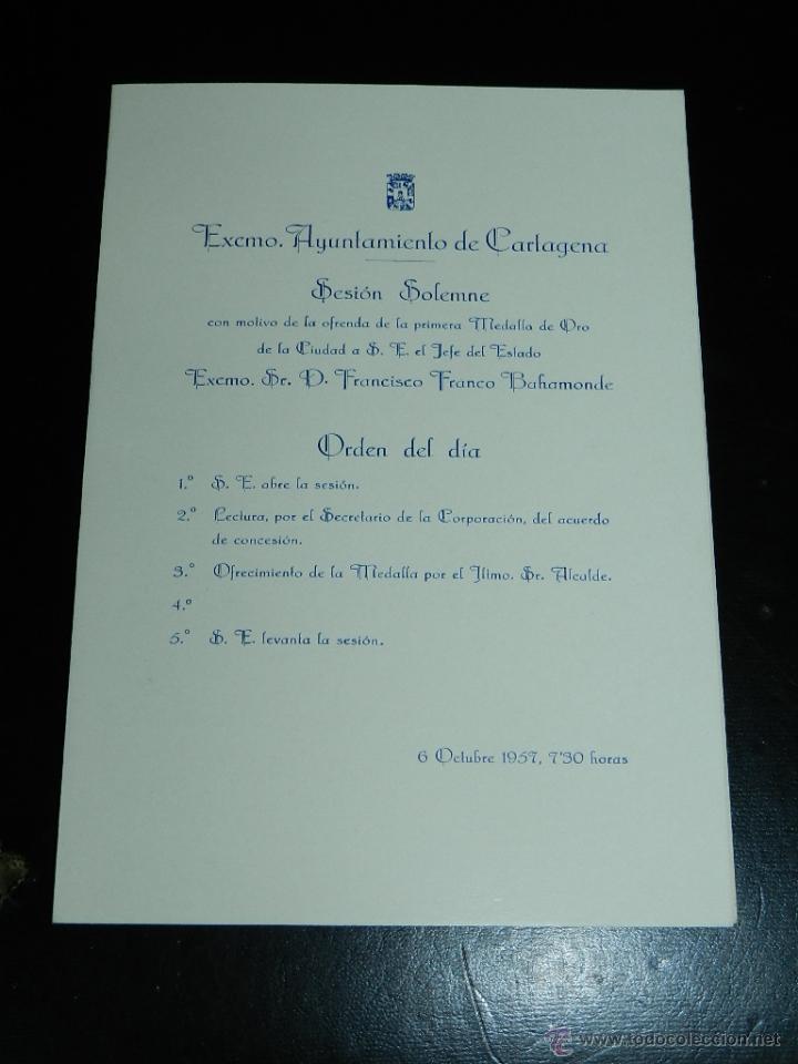 Militaria: EXCMO. AYUNTAMIENTO DE CARTAGENA, OFRENDA DE LA PRIMERA MEDALLA DE ORO DE LA CIUDAD AL JEFE DEL ESTA