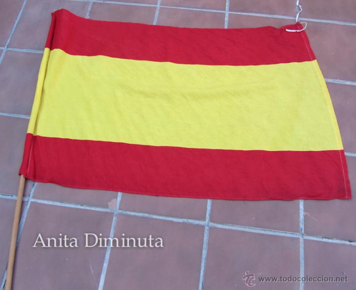 Militaria: ANTIGUA BANDERA DE ESPA&Ntilde;A - ARTESANAL - EPOCA ANTERIOR - MEDIDA DEL PALO 163 CM  Y DE LA BANDERA HAS