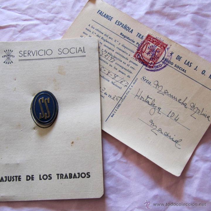 Militaria: Libreta Servicio Social con insignia + Tarjeta de la Falange 1956