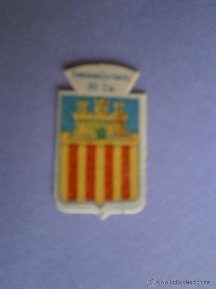 Military Antiques: AUXILIO SOCIAL. EMBLEMA CORRIENTE. 30 CTS. SERIE B, N&ordm; 295. ESCUDO DE CASTELLON