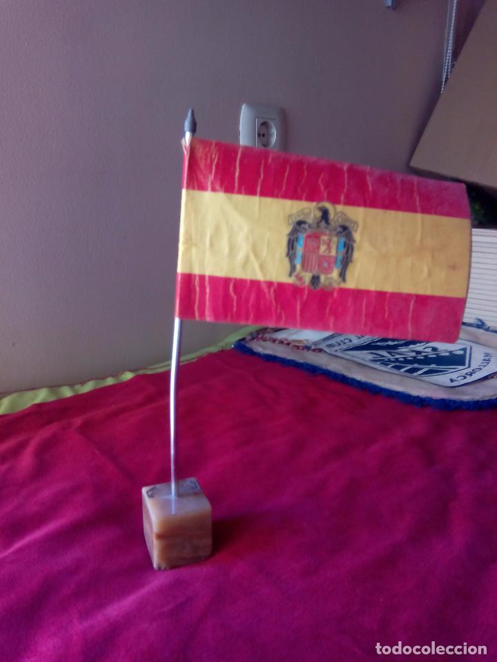 Militaria: banderin dos caras de despacho epoca franco aguila de tela metal y base de marmol altura total 30 cm