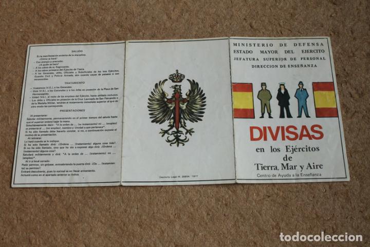Militaria: Tr&iacute;ptico de Divisas de los Ej&eacute;rcitos de Tierra, Mar y Aire. Ministerio de Defensa. Madrid, 1977.