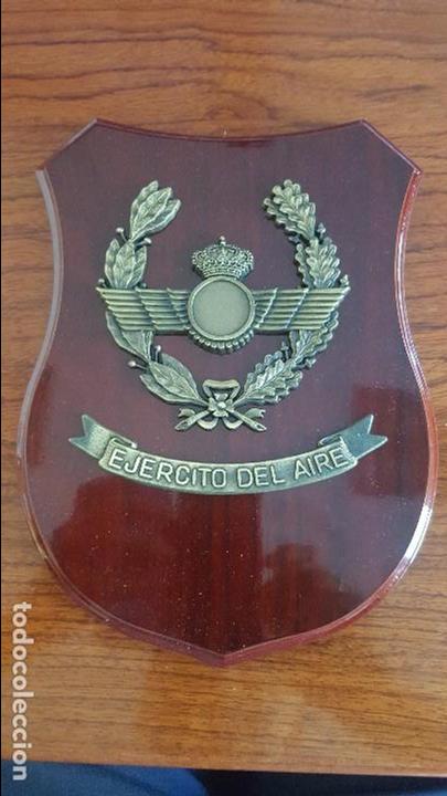 Militaria: Metopa del Ej&eacute;rcito del Aire. Madera oscura - Foto 1