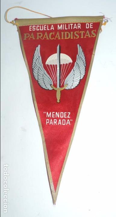 Militaria: BANDERIN de la Escuela Militar de PARACAIDISTAS, MENDEZ PARADA, Alcantarilla (Murcia), MIDE 28 CMS.