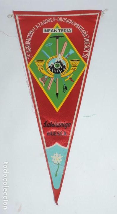Militaria: BANDERIN de la 2&ordf; AGRUPACION DE CAZADORES, DIVISION DE MONTA&Ntilde;A, HUESCA 52, INFANTERIA, SABI&Ntilde;ANIGO (H