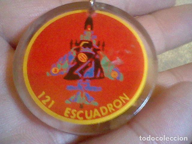 Militaria: llavero ala 12 no busques tres pies 121 escuadron usado