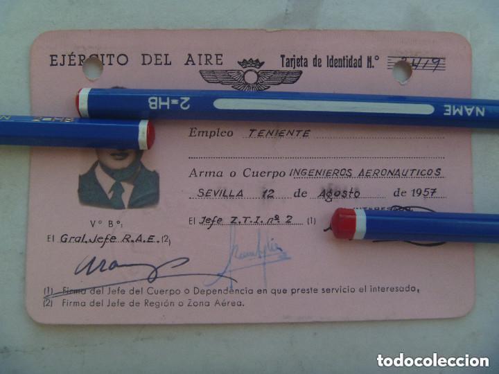 Militaria: AVIACION - EJERCITO DEL AIRE: TARJETA IDENTIDAD DE TENIENTE INGENIEROS AERONAUTICOS. SEVILLA, 1959.