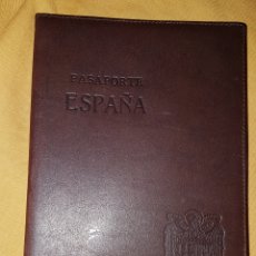 Militaria: FUNDA PASAPORTE ESPAÑA ÉPOCA DE FRANCO. Lote 177325827