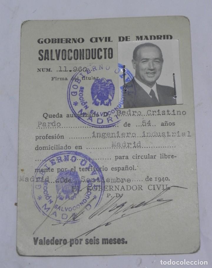 Militaria: Salvoconducto con foto a&ntilde;o 1940, Gobierno Civil de Madrid, reverso con dos sellos de Jose Antonio pr
