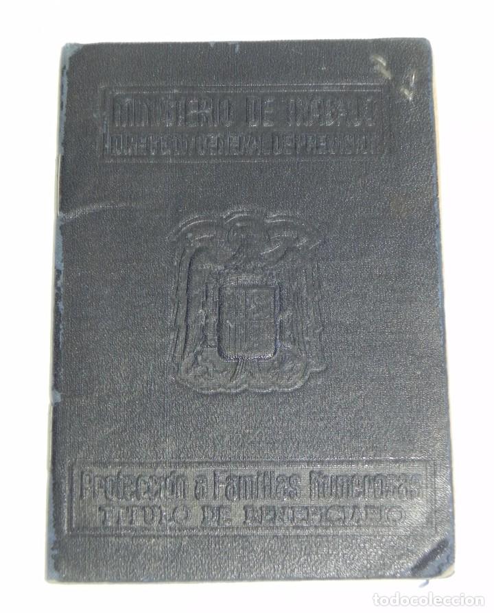 Militaria: MINISTERIO DE TRABAJO. Protecci&oacute;n a familias numerosas. 1945. Mide 13,5 x 9,5 cms.