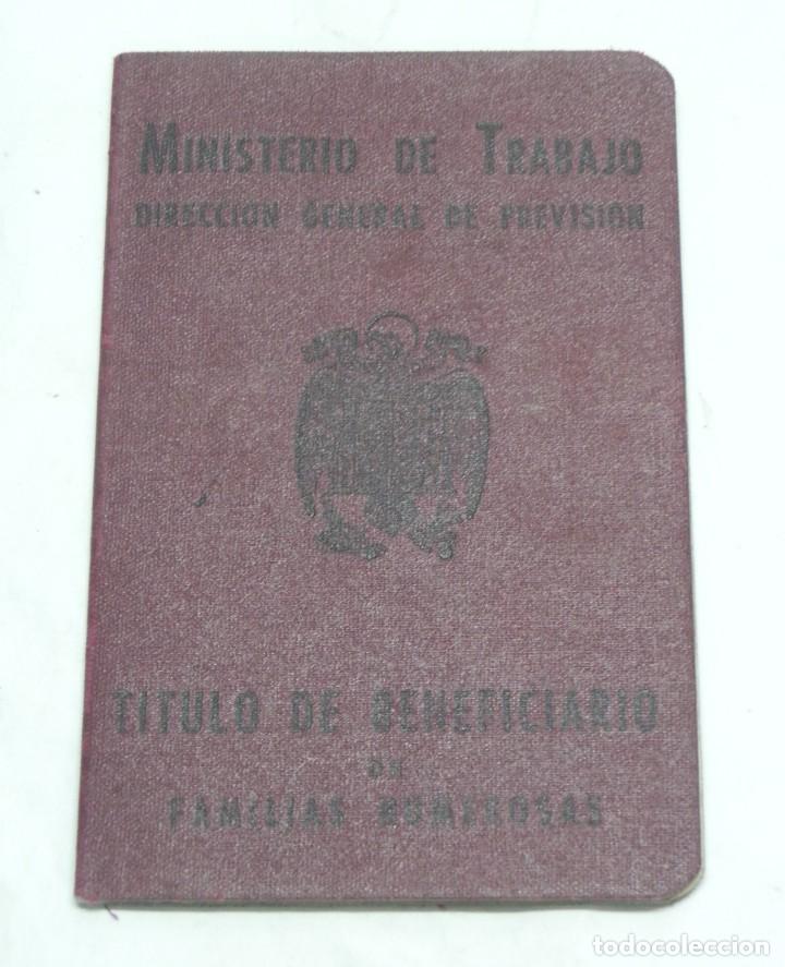 Militaria: MINISTERIO DE TRABAJO. TITULO DE BENEFICIARIO DE FAMILIAS NUMEROSAS. 1949. Mide 13,5 x 9 cms.