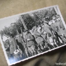 Militaria: TARJETA POSTAL SIN CIRCULAR CON FOTO DEL GENERALISIMO FRANCO CON OTROS GENERALES EN UNAS MANIOBRAS.. Lote 190933682