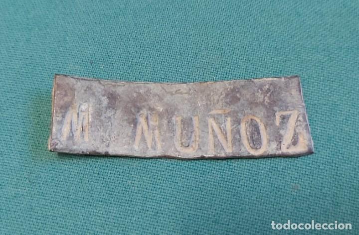 Militaria: Chapa de bronce, M. Mu&ntilde;oz, 6,5 x 2 cm