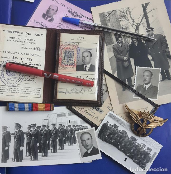 Militaria: Interesante lote de carn&eacute;s civiles y militares de un piloto del Ej&eacute;rcito del Aire. Fotos y emblema.