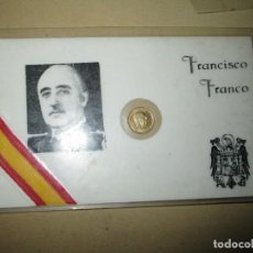 Militaria: FRANCISCO FRANCO BAHAMONDE CARNET CON PEQUEÑA MONEDA 100 PTS 1966 Y BANDERA ESPAÑA TELA. Lote 248995415