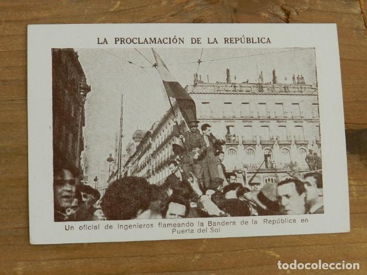 Militaria: LA PROCLAMACION DE LA REPUBLICA, UN OFICIAL DE INGENIEROS FLAMANDO LA BANDERA DE LA REPUBLICA EN PUE