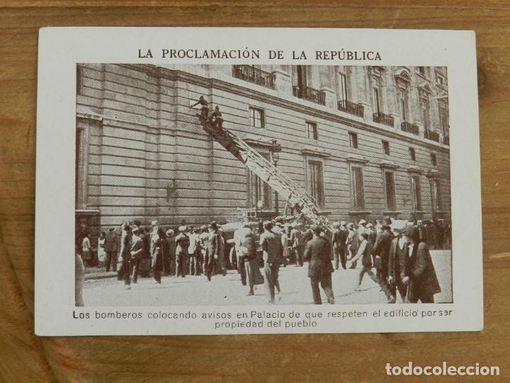 Militaria: LA PROCLAMACION DE LA REPUBLICA, LOS BOMBEROS COLOCANDO AVISOS EN PALACIO DE QUE SE RESPETE EL EDIFI