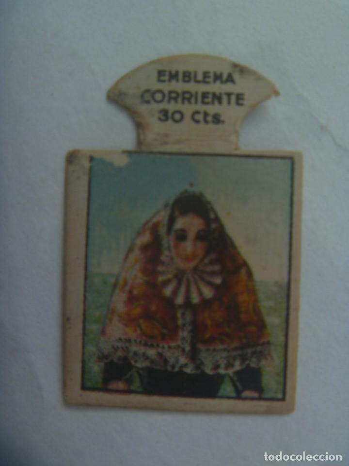 Militaria: POST GUERRA CIVIL - FALANGE : EMBLEMA AUXILIO SOCIAL , MALLORQUINA EN TRAJE DE GALA
