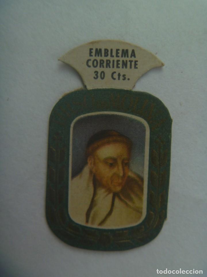 Militaria: POST GUERRA CIVIL - FALANGE : EMBLEMA AUXILIO SOCIAL , TIRSO DE MOLINA