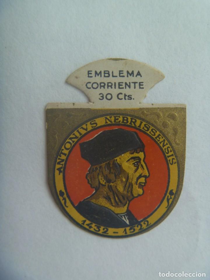 Militaria: POST GUERRA CIVIL - FALANGE : EMBLEMA AUXILIO SOCIAL , ANTONIO DE NEBRIJA