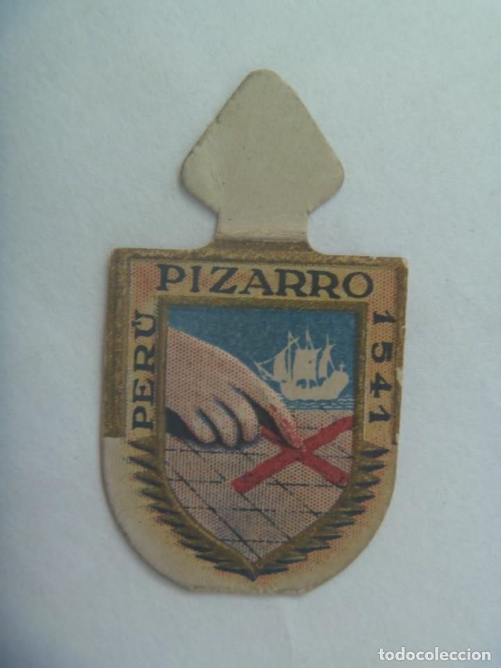 Militaria: POST GUERRA CIVIL - FALANGE : EMBLEMA AUXILIO SOCIAL , PIZARRO CONQUISTADOR DE PERU