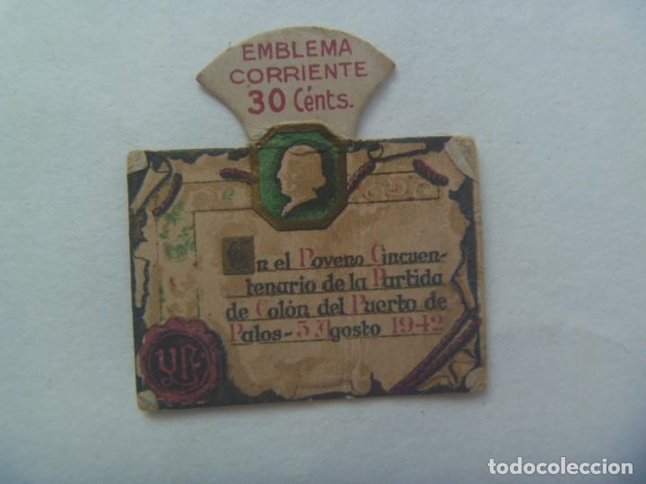 Militaria: POST GUERRA CIVIL - FALANGE : EMBLEMA AUXILIO SOCIAL, 1942 9&ordm; CINCUENTENARIO SALIDA DE COLON