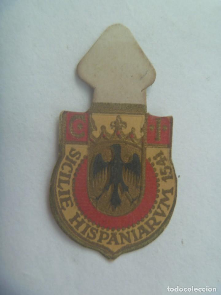 Militaria: POST GUERRA CIVIL - FALANGE : EMBLEMA AUXILIO SOCIAL, SICILIA ESPA&Ntilde;OLA , EL GRAN CAPITAN