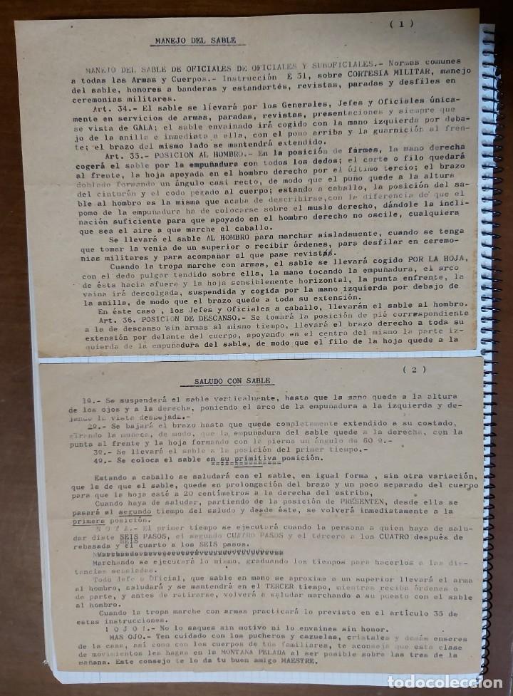 Militaria: Lote de 2 documentos tama&ntilde;o cuartilla, sobre manejo y saludo con sable