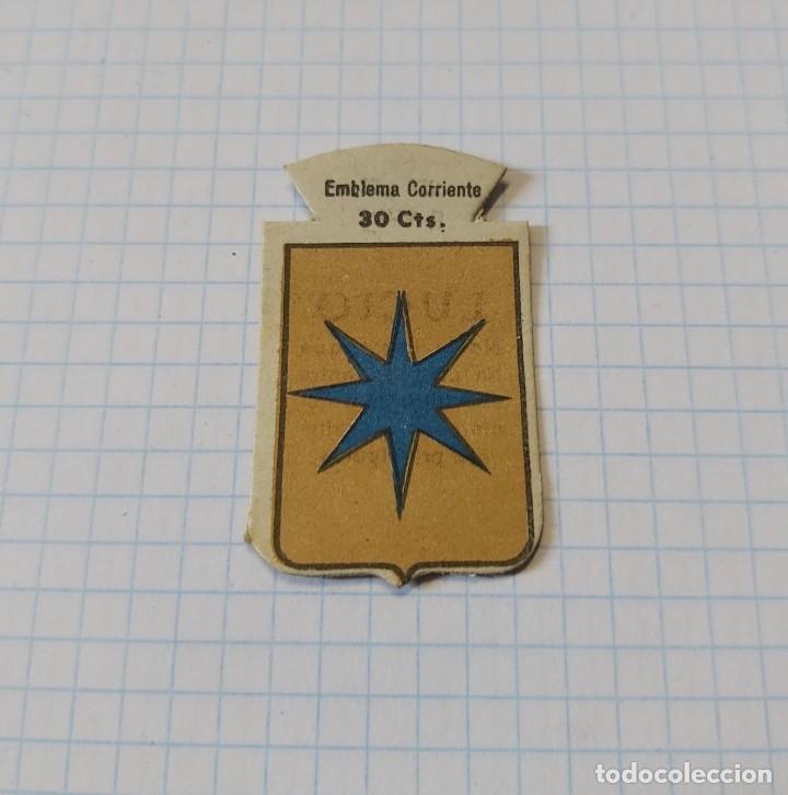Militaria: Cartoncito de auxilio social, Emblema corriente 30 cts, Lucio, serie B, n&ordm; 215