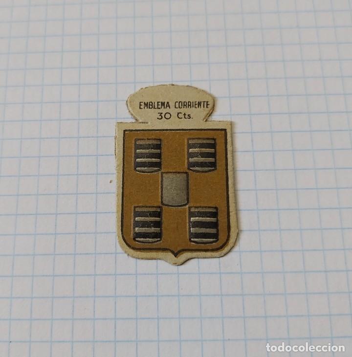 Militaria: Cartoncito de auxilio social, Emblema corriente 30 cts, Carroz, serie C, n&ordm; 25