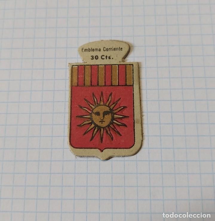 Militaria: Cartoncito de auxilio social, Emblema corriente 30 cts, Castro, serie B, n&ordm; 31