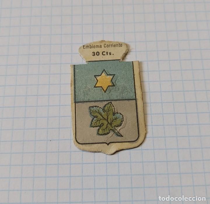 Militaria: Cartoncito de auxilio social, Emblema corriente 30 cts, Figuera, serie B, n&ordm; 27