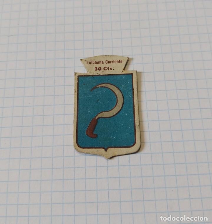 Military Antiques: Cartoncito de auxilio social, Emblema corriente 30 cts, Falset, serie B, n&ordm; 93