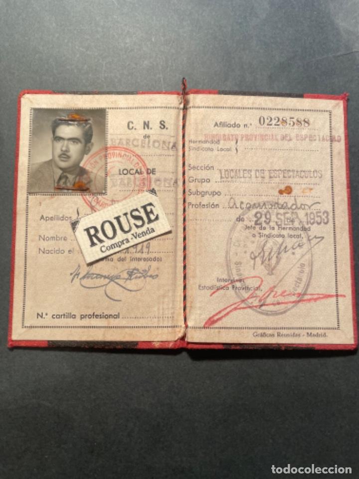 Militaria: POSGUERRA - LOCALES ESPECTACULOS BARCELONA - ACOMODADOR ANTIGUO CARNRT C.N.S. 1953 10,5X7 CM.