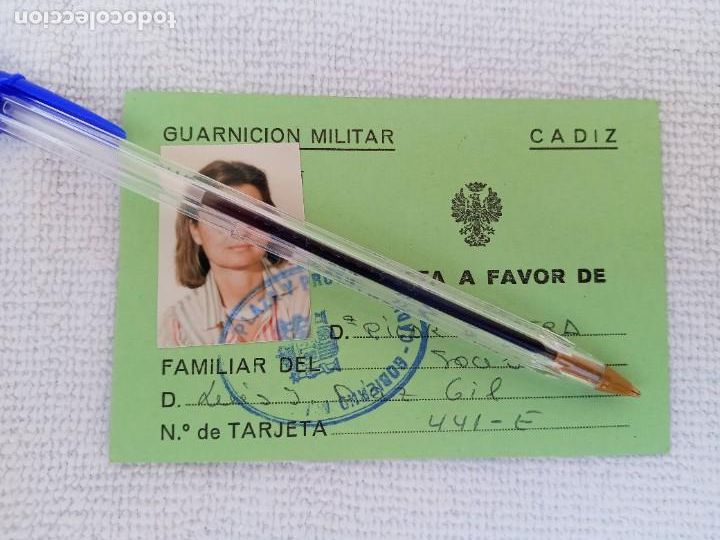 Militaria: GUARNICION MILITAR DE CADIZ: CARNET A FAVOR DE FAMILIA DE SOCIO. A&Ntilde;OS 70