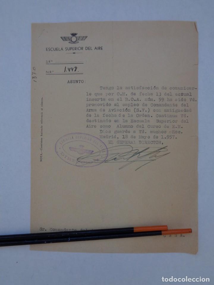 Militaria: ESCUELA SUPERIOR DEL AIRE : NOTIFICACION PROMOCION A COMANDANTE DE AVIACION. MADRID, 1957. VI&Ntilde;ETAS