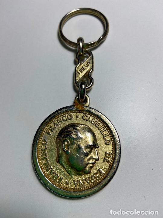 Military Antiques: 100- Llavero Lineva Franco Caudillo de Espa&ntilde;a y Aguila de San Juan.