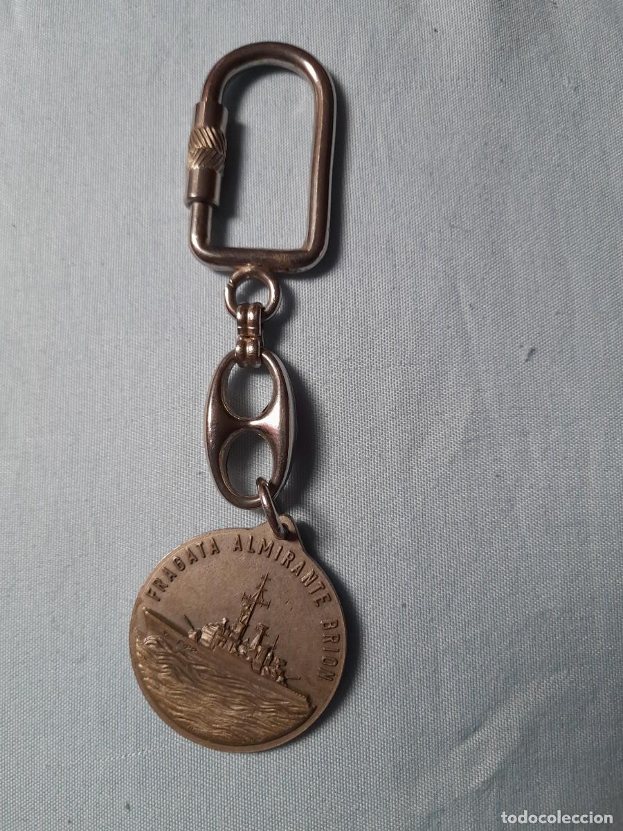 Militaria: antiguo llavero de metal militar de fragata almirante brion