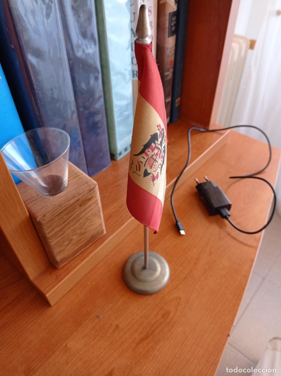 Militaria: Bander&iacute;n de sobremesa franquista. 15 cm de bandera y el mastil mide 35 cm.