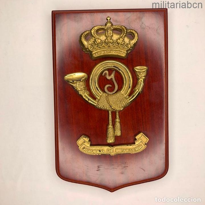 Militaria: Metopa de la Academia de Infanter&iacute;a. Bronce sobre madera. 280 x 175 mm