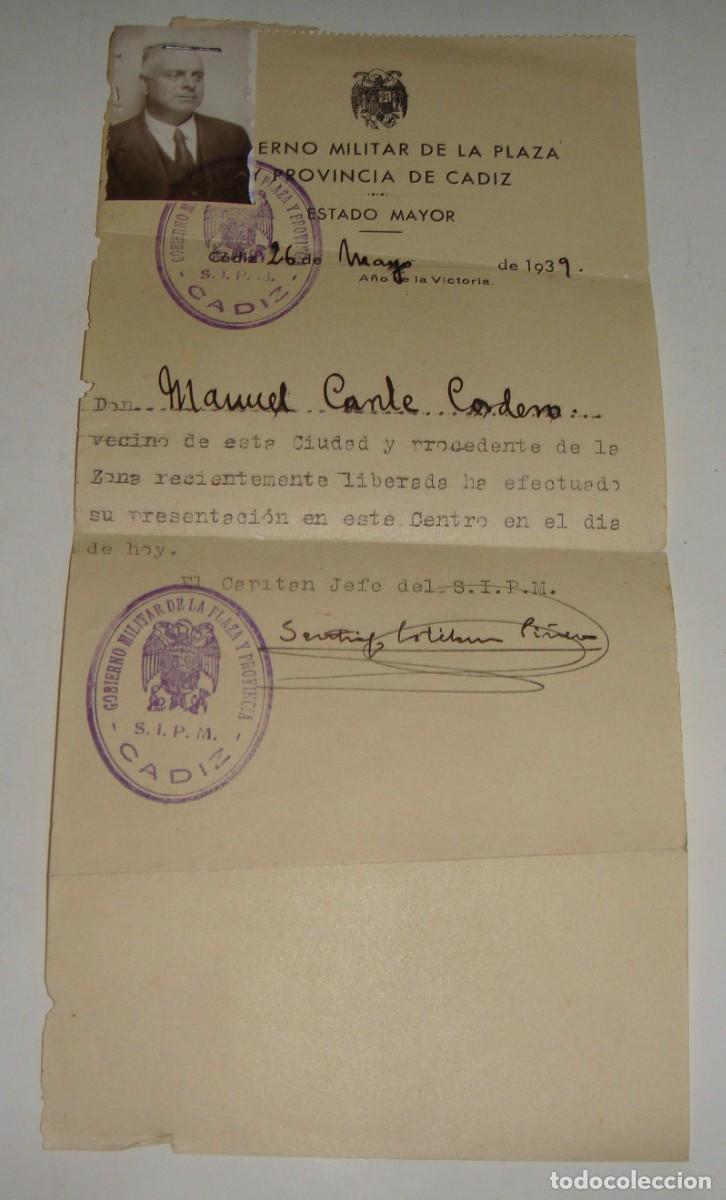 Militaria: Presentaci&oacute;n en Centro del gobierno Militar de la Plaza y Provincia de C&aacute;diz. 1939